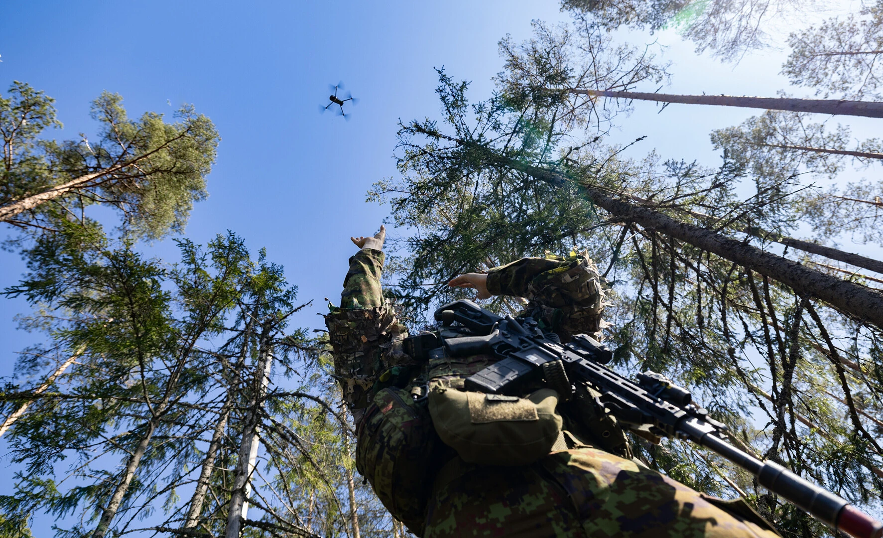 Estonian and Ukrainian soldiers fly drones together during Exercise Hedgehog 2025 in Estonia, where Ukrainian operators were credited with knocking out two battalions in a simulated engagement. Photo: vbl/OR-7 Ardi Hallismaa/ERR