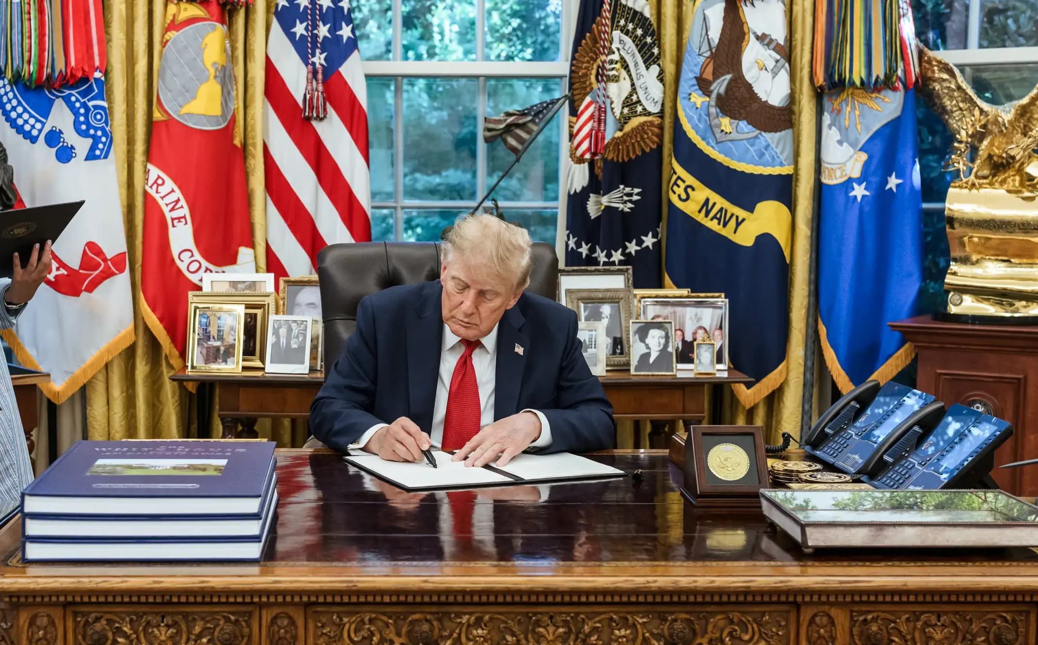 US President Donald Trump signs the Lindsey O. Graham Sanctioning Russia and Iran Act in the Oval Office, 18 September 2026