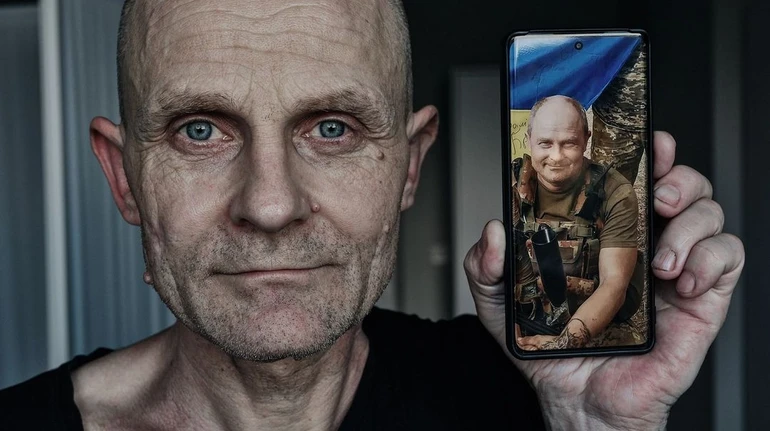 A Ukrainian service member who returned from captivity compares his current appearance with a photo taken before his detention. June 2023